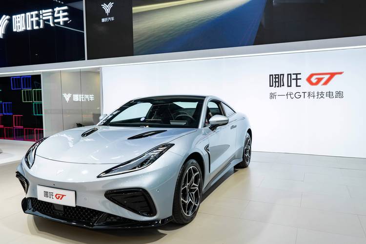 惠州172哪吒汽车在智能汽车领域的表现，领途汽车在新能源汽车市场中的影响力